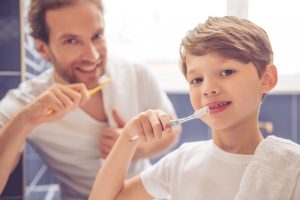 Enseñar buenos hábitos a los niños en higiene dental 